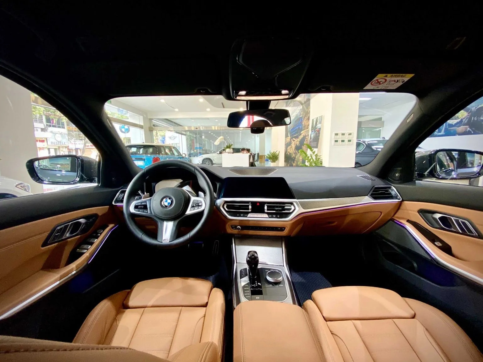 BMW 330i M Sport 2024 LCI: Chi tiết thông số xe và giá bán mới nhất Khong-gian-noi-that-mau-Cognac-tren-BMW-330i-M-Sport-2023-2024-giaxehoi-vn