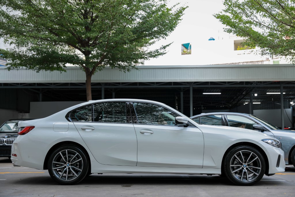 Phần thân xe BMW 320i Sport Line 2023.