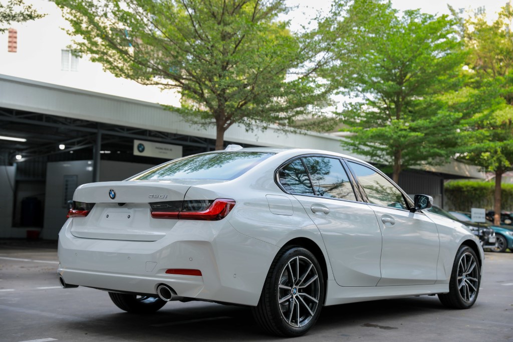 Phần đuôi BMW 320i Sport Line LCI