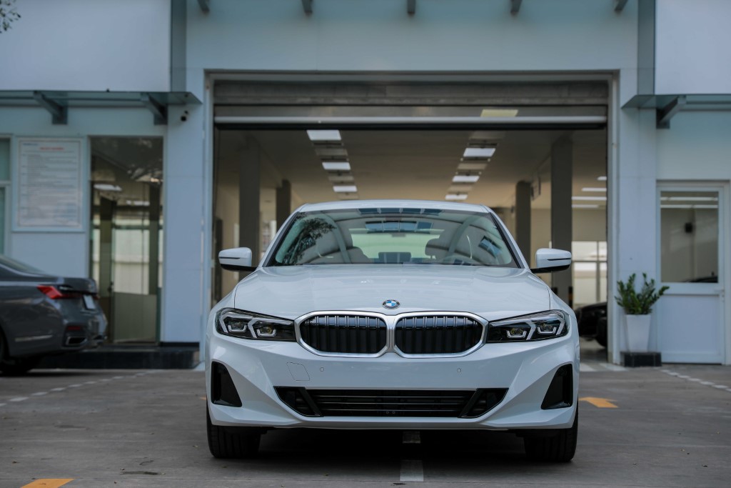 Phần đầu xe BMW 320i Sport Line LCI mới.