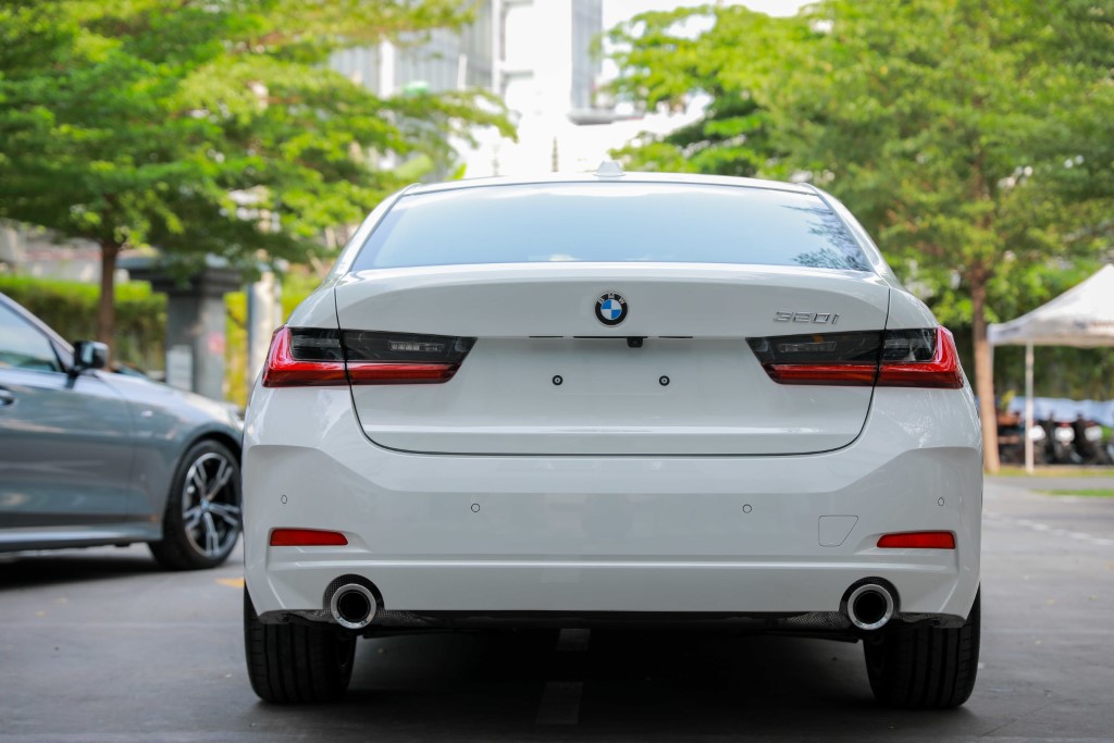 Phần đuôi xe BMW 320i Sport Line LCI