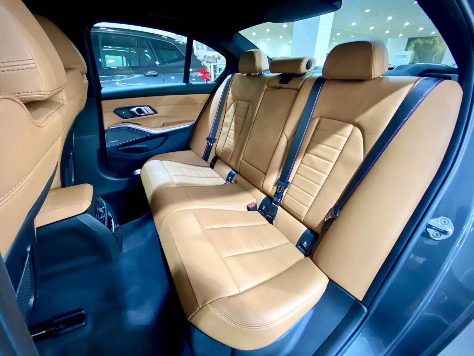 BMW 330i M Sport 2024 LCI: Chi tiết thông số xe và giá bán mới nhất hang-ghe-sau-BMW-330i-M-Sport-2023-2024-giaxehoi-vn