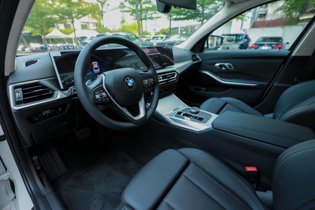 Không gian khoang lái của BMW 320i Sport Line LCI 2023.