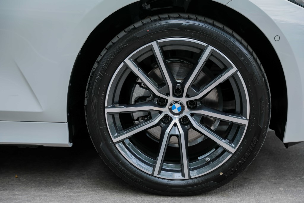 Mâm xe 18 inch trên BMW 320i Sport Line.