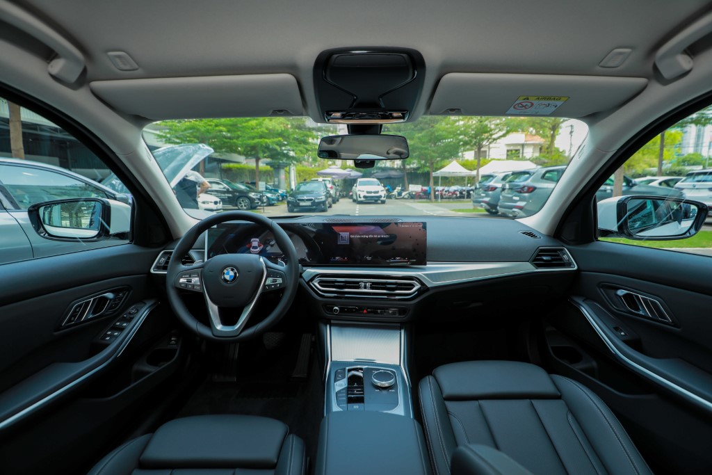 Nội thất trên BMW 320i Sport Line LCI 2023